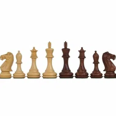 Acht Schachfiguren aus Palisander und Buchsbaum aufgereiht auf weißem Hintergrund