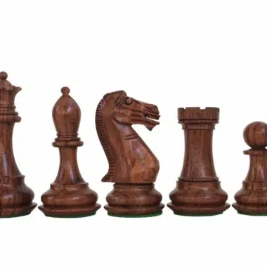 Fünf Palisander-Figuren aufgereiht: Dame, Läufer, Springer, Turm und Bauer
