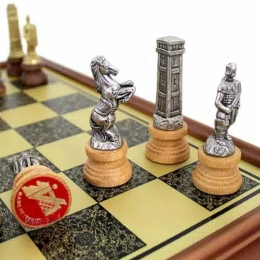 Alternative view of Römer vs. Barbaren II Set Schachbrett auf Fuß aus Massivholz mit Messing-Effekt & Schachspiel aus Metall und Massivholz