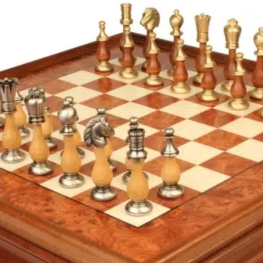 Orientalisches Ulmenholz-Schachbrett mit Fuß und Aufbewahrungsschublade & Schachspiel aus massivem Holz und Messing – Bild 3