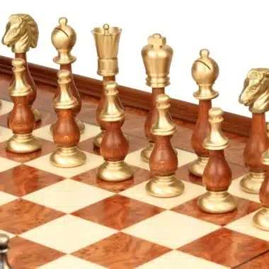 Orientalisches Ulmenholz-Schachbrett mit Fuß und Aufbewahrungsschublade & Schachspiel aus massivem Holz und Messing – Bild 7