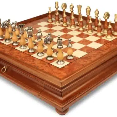 Orientalisches Ulmenholz-Schachbrett mit Fuß und Aufbewahrungsschublade & Schachspiel aus massivem Holz und Messing