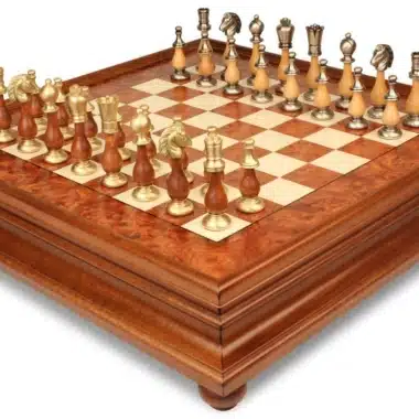 Alternative view of Orientalisches Ulmenholz-Schachbrett mit Fuß und Aufbewahrungsschublade & Schachspiel aus massivem Holz und Messing