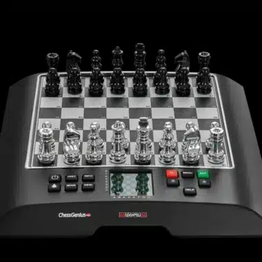 Elektronisches Schachspiel Chess Genius Pro, Gesamtansicht mit silbernen und schwarzen Figuren