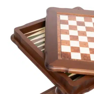 Detail der Schiebeplatte mit Blick auf das Backgammon-Fach