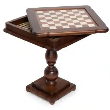 Geöffneter Tisch mit sichtbarem Backgammon-Brett im Inneren