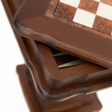 Zwei-in-eins-Tisch, Detail der drehbaren Platte mit sichtbarem Backgammon