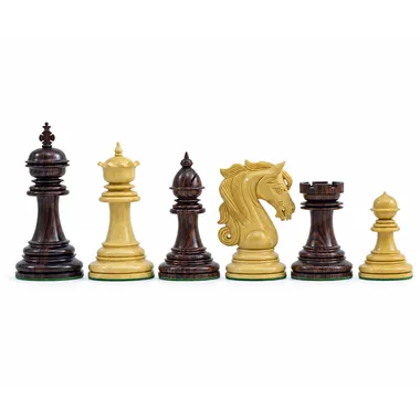 Schachfiguren «Porte du Roi» aus Rosenholz nebeneinander auf weißem Hintergrund
