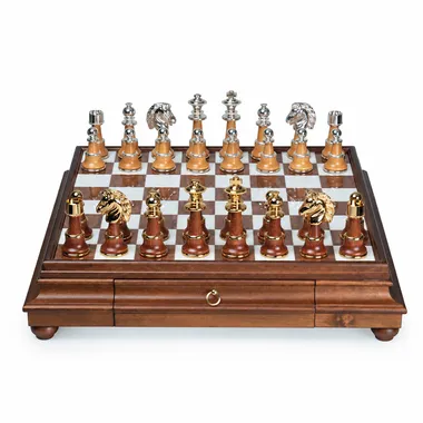 Schachset Staunton XL III schräg fotografiert mit goldenen und silbernen Figuren