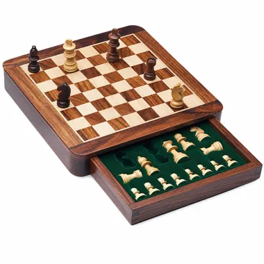 Magnetisches Reise-Schachset aus Holz mit geöffneter Schublade und verstauten Figuren