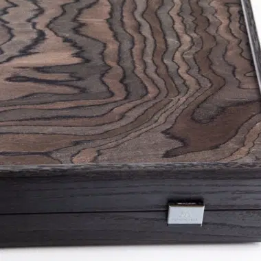 Detail der Ecke der geschlossenen Box mit Metallverschluss und Holzmaserung