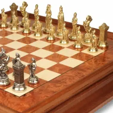 Set Mary Stuart IX Schachbrett auf Fuß aus Heideholz und Ulme und Schachspiel aus Metall – Bild 4
