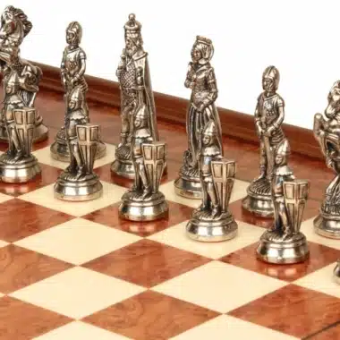 Set Mary Stuart IX Schachbrett auf Fuß aus Heideholz und Ulme und Schachspiel aus Metall – Bild 6
