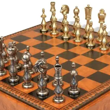 Orientalisches Schachbrett-Set aus Kunstleder mit Aufbewahrung und filigranen Metallschachfiguren – Bild 4