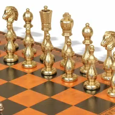 Orientalisches Schachbrett-Set aus Kunstleder mit Aufbewahrung und filigranen Metallschachfiguren – Bild 6