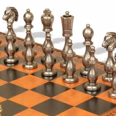 Orientalisches Schachbrett-Set aus Kunstleder mit Aufbewahrung und filigranen Metallschachfiguren – Bild 5