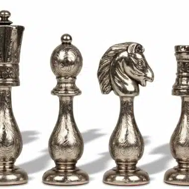 Orientalisches Schachbrett-Set aus Kunstleder mit Aufbewahrung und filigranen Metallschachfiguren – Bild 12