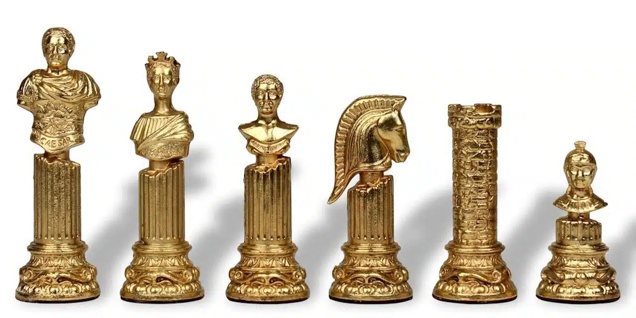 Detailansicht der goldenen Empire Romain III Figuren König, Dame, Springer und Turm