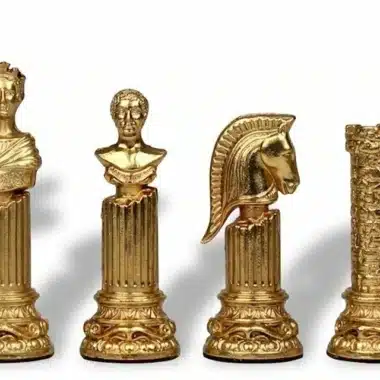 Goldene Schachfiguren aus massivem Metall, König, Turm, Springer und Läufer aufgereiht