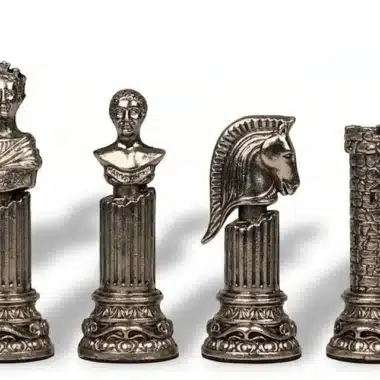Silberfarbene Schachfiguren aus massivem Metall, römische Büsten und verzierte Säulen