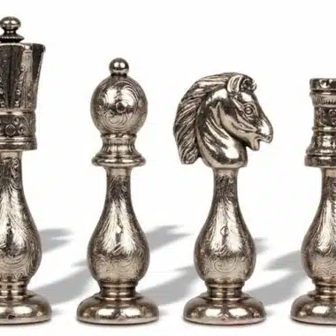 Orientalisches Schachbrett-Set aus Kunstleder mit Aufbewahrung und filigranen Metallschachfiguren – Bild 15