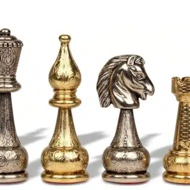 Schachfiguren aus massivem gold- und silberplattiertem Metall, Detail Dame, Läufer, Springer und Turm