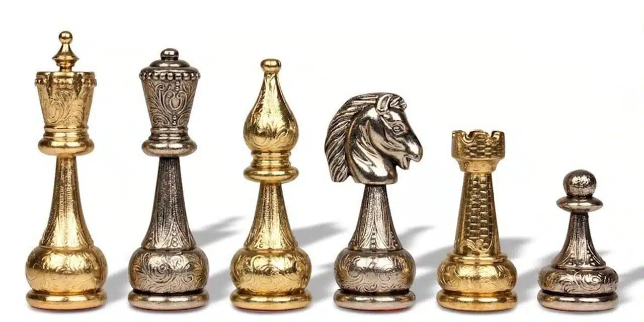 Schachfiguren aus massivem gold- und silberplattiertem Metall, Detail Dame, Läufer, Springer und Turm