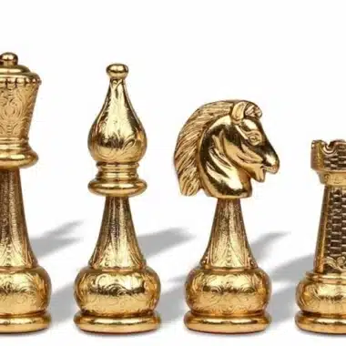 Vollständig goldplattierte Schachfiguren, Detail Dame, Läufer, Springer und Turm