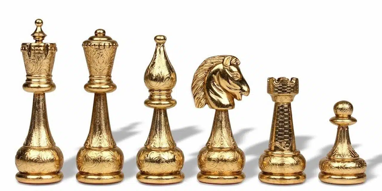 Vollständig goldplattierte Schachfiguren, Detail Dame, Läufer, Springer und Turm