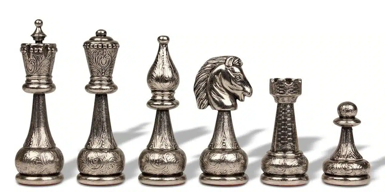 Vollständig silberplattierte Schachfiguren, Detail Dame, Läufer, Springer und Turm