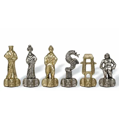 Schachfiguren Samurai aus goldenem und silbernem Metall, Drache und Figuren
