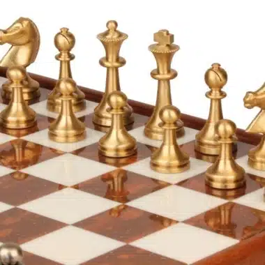 Set "Large Staunton II" Schachbrett auf Fuß aus Holz und toskanischem Alabaster und Schachspiel aus Messing Staunton – Bild 3