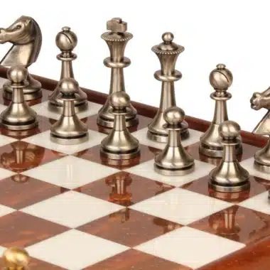 Set "Large Staunton II" Schachbrett auf Fuß aus Holz und toskanischem Alabaster und Schachspiel aus Messing Staunton – Bild 4
