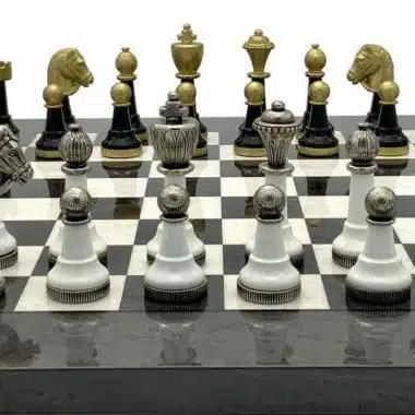 Alternative view of Staunton Design III Set Schachbrett aus Ahorn- und Heidekrautholz und Schachspiel aus Metall und Holz