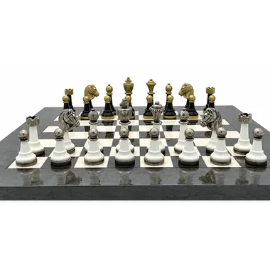 Schachfiguren Staunton Design III aufgereiht, weiße Reihe im Vordergrund