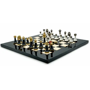 Ahorn-Schachbrett mit Staunton Design IV Figuren, Nahaufnahme der laufenden Partie
