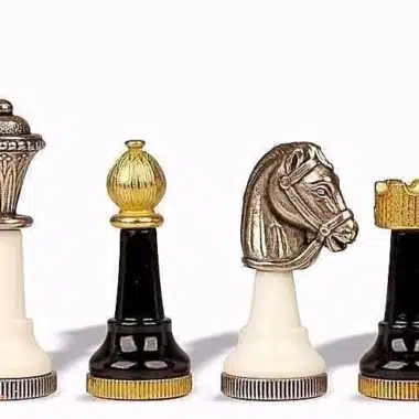 Alternative view of Staunton Design Schachbrett aus lackiertem Holz & Schachspiel aus lackiertem Massivmetall in Schwarz und Weiß