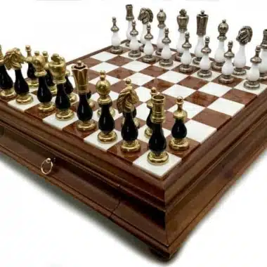 Alternative view of Zweifarbiges Set III Schwarz und Weiß Schachbrett aus Holz und Alabasterbrett und Schachfiguren aus Metall und Holz