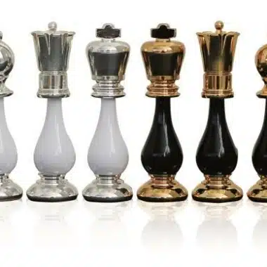 Luxuriöses Art Deco Schachspiel mit Schwarz-Weiß-Schachbrett aus Holz und Carrara-Marmor-Spielbrett mit Aufbewahrung und Schwarz-Weiß-Schachspiel in 24 Karat Gold – Bild 6