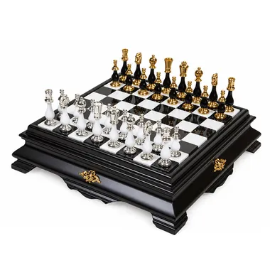Komplettes Schachspiel mit schwarz-weißem Brett, Figuren in Gold und Silber