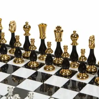 Luxuriöses Art Deco Schachspiel mit Schwarz-Weiß-Schachbrett aus Holz und Carrara-Marmor-Spielbrett mit Aufbewahrung und Schwarz-Weiß-Schachspiel in 24 Karat Gold – Bild 4