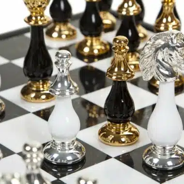 Luxuriöses Art Deco Schachspiel mit Schwarz-Weiß-Schachbrett aus Holz und Carrara-Marmor-Spielbrett mit Aufbewahrung und Schwarz-Weiß-Schachspiel in 24 Karat Gold – Bild 3