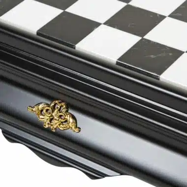Luxuriöses Art Deco Schachspiel mit Schwarz-Weiß-Schachbrett aus Holz und Carrara-Marmor-Spielbrett mit Aufbewahrung und Schwarz-Weiß-Schachspiel in 24 Karat Gold – Bild 9