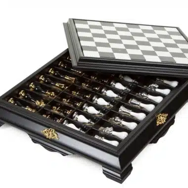 Luxuriöses Art Deco Schachspiel mit Schwarz-Weiß-Schachbrett aus Holz und Carrara-Marmor-Spielbrett mit Aufbewahrung und Schwarz-Weiß-Schachspiel in 24 Karat Gold – Bild 5