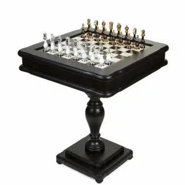 Schachtisch in Schwarz-Weiß auf zentralem Fuß, Figuren in Gold und Silber