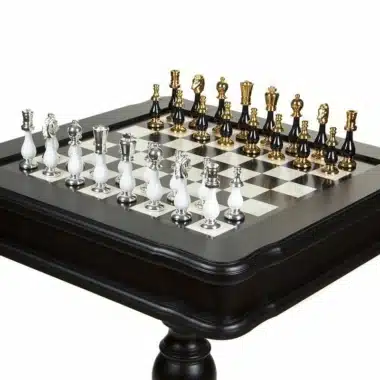Nahaufnahme des Schachbretts mit goldenen und silbernen Figuren auf dem Holztisch