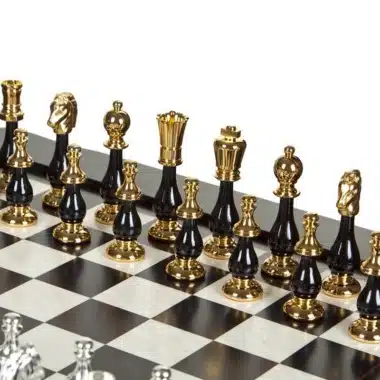 Detail der goldenen und schwarzen Figuren, aufgereiht auf dem hell-dunklen Holzschachbrett