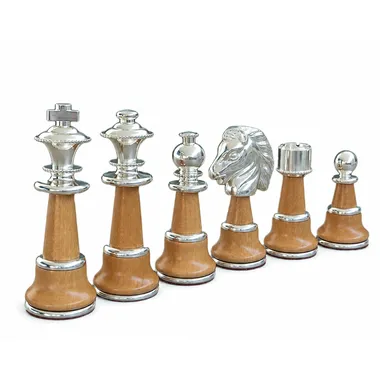 Silberne Schachfiguren aufgereiht, Detail von König, Dame und Springer