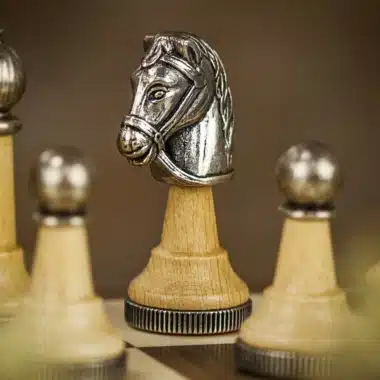 Detail des silbernen Copa Cabana Springers mit Pferdekopf zwischen zwei Bauern