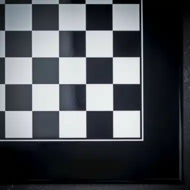 Modernes Pyramiden-Set Schwarz Schachbrett aus schwarz lackiertem Massivholz & Schachspiel aus schwarz und weiß lackiertem Massivholz – Bild 7
